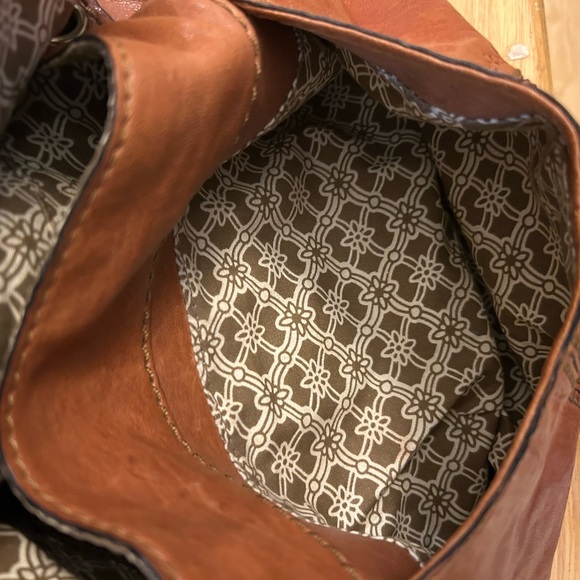 Fossil Rustic Brown Leather 2 in 1 Crossbody/ Shoulder Bag with Vintage Appeal - Picture 4 of 14